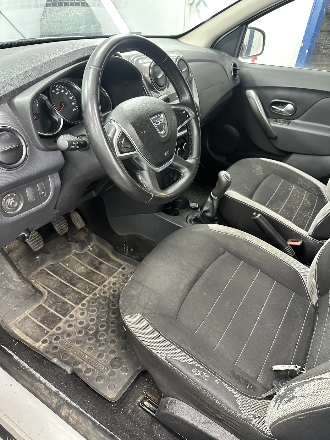 Интериорно почистване: Dacia Sandero, Преди